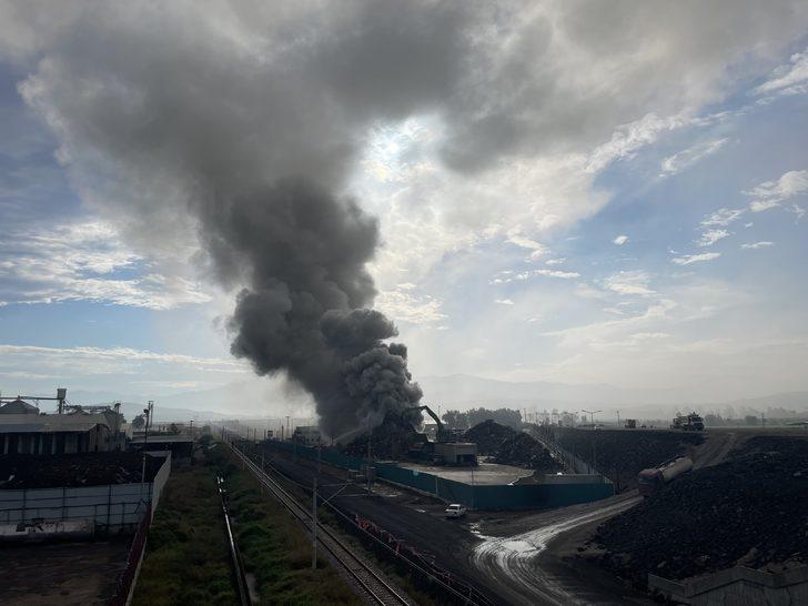 Osmaniye'de geri dönüşüm tesisinde çıkan yangına müdahale ediliyor G2