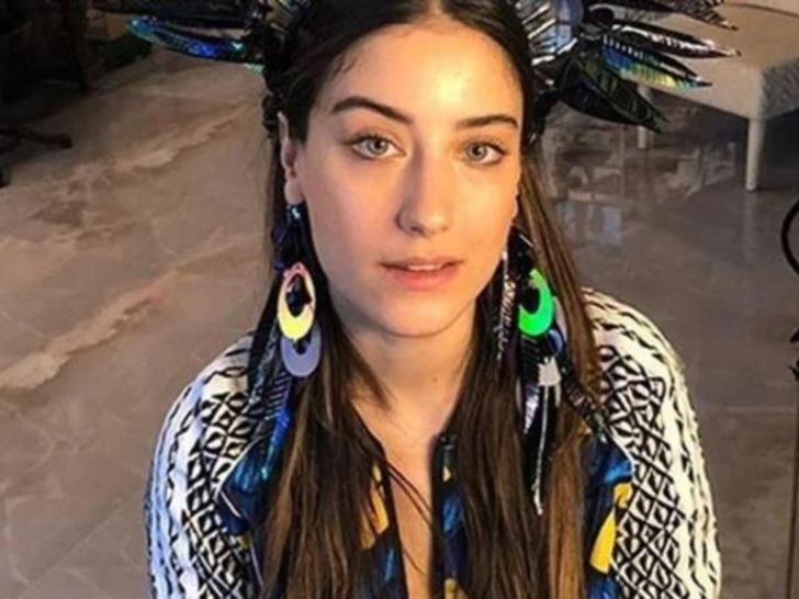 Oyuncu Hazal Kaya'nın göğüs dekolteli pozuna beğeni yağdı! "Bu ne güzellik"