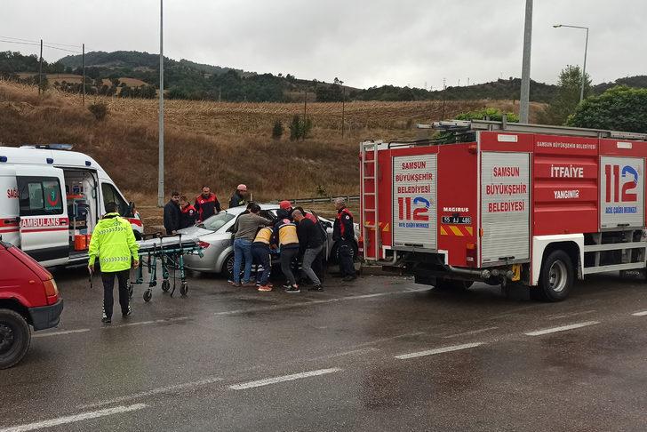 Samsun'da tırla çarpışan otomobildeki 2 kişi yaralandı G3