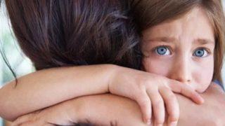 Anne ve babalar dikkat! Hareketleriniz çocuğunuzda sosyal fobiye neden oluyor