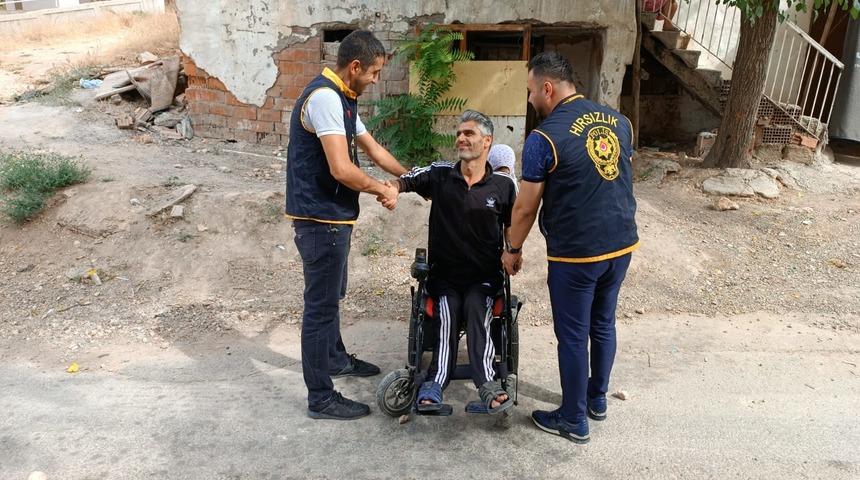 Malatya'da çalınan akülü tekerlekli sandalye polis tarafından bulunarak sahibine teslim edildi