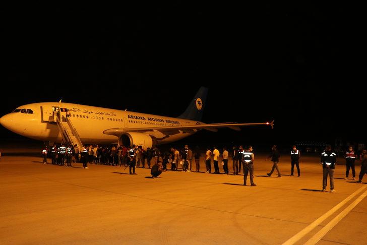 Iğdır'dan 483 Afgan düzensiz göçmen ülkelerine gönderildi G4