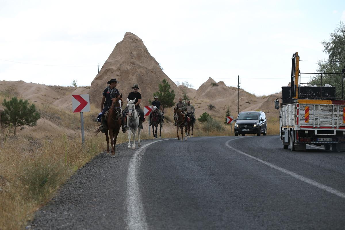 &Uuml;rg&uuml;pl&uuml; Gazi Bekir &Ccedil;avuş'un kabir toprağı at sırtında 6 g&uuml;nde memleketine getirildi
