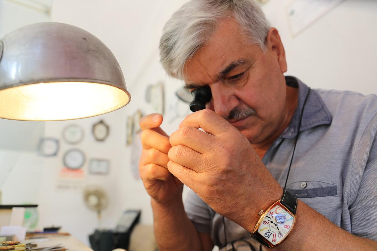 Ziya usta yarım asırdır saatlere ayar veriyor