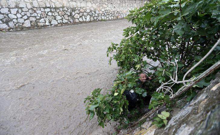 Bursa'da düştüğü derede sürüklenerek ağaca tutunan kişi kurtarıldı G1