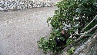 Bursa'da düştüğü derede sürüklenerek ağaca tutunan kişi kurtarıldı