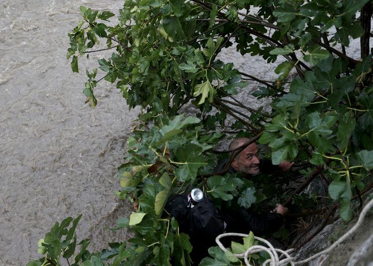Bursa'da düştüğü derede sürüklenerek ağaca tutunan kişi kurtarıldı G2