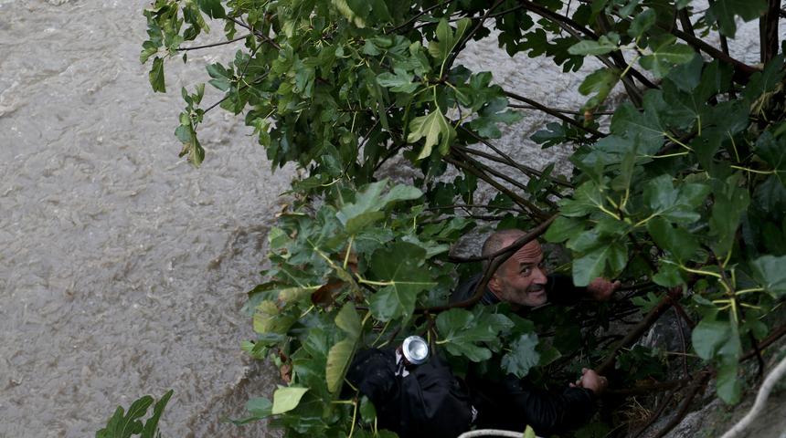 Yanından ge&ccedil;en hemen telefona sarıldı! Ağa&ccedil;ların arasında bulundu