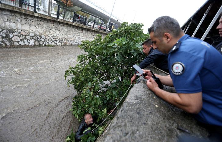 Bursa'da düştüğü derede sürüklenerek ağaca tutunan kişi kurtarıldı G3
