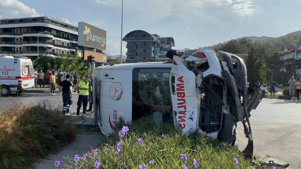 Alanya'da ambulansla kamyonetin &ccedil;arpıştığı kazada 8 kişi yaralandı
