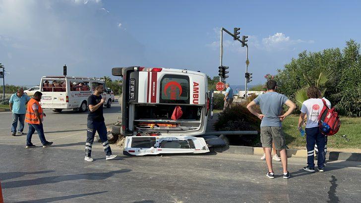 Alanya'da ambulansla kamyonetin çarpıştığı kazada 8 kişi yaralandı G2