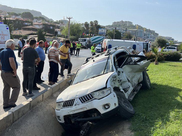 Alanya'da ambulansla kamyonetin çarpıştığı kazada 8 kişi yaralandı G3