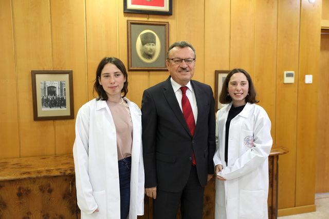 Bursa Uludağ Üniversitesi Tıp Fakültesini kazanan ikizlere doğum günü sürprizi