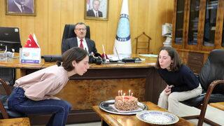 Bursa Uludağ Üniversitesi Tıp Fakültesini kazanan ikizlere doğum günü sürprizi