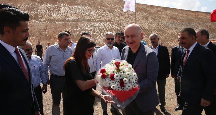 Ulaştırma ve Altyapı Bakanı Karaismailoğlu Siirt-Pervari Yolu Temel Atma Töreni'nde konuştu: G1