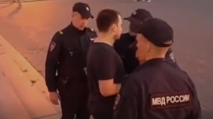 Rusya'daki gösterilerde ilginç anlar! Polislerin de kafası karışık... Kimliğini görünce hemen bıraktılar