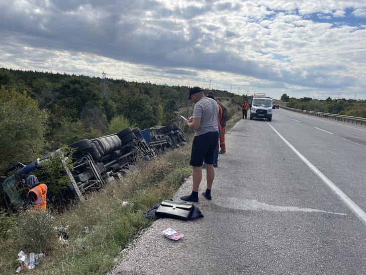Edirne'de tekstil malzemesi taşıyan tır devrildi G1