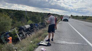 Edirne'de tekstil malzemesi taşıyan tır devrildi