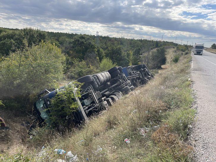 Edirne'de tekstil malzemesi taşıyan tır devrildi G2
