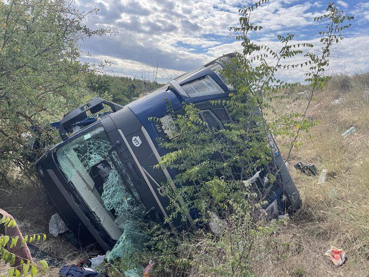 Edirne'de tekstil malzemesi taşıyan tır devrildi G3