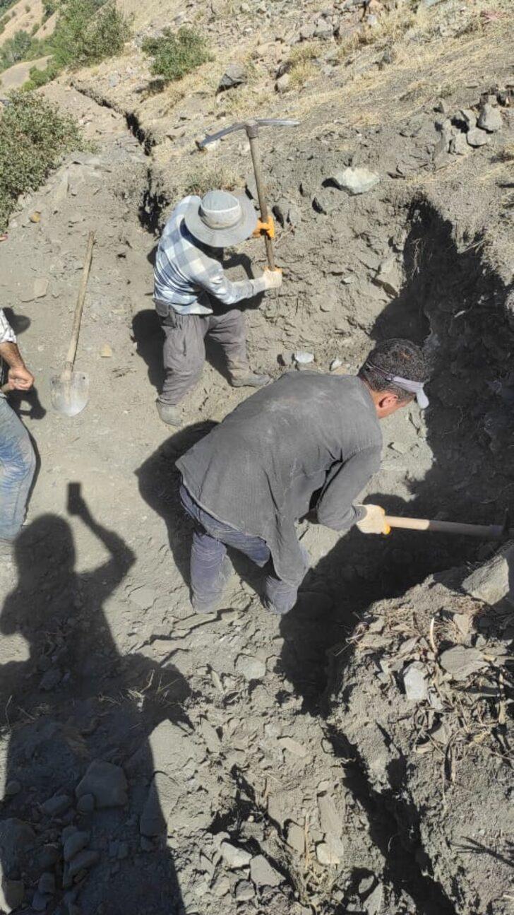 3 bin 500 rakımdaki su kaynağında çalışma yapmak için katırlarla malzeme taşıdılar G3