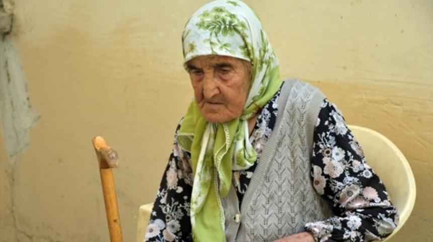 113 yaşındaki Fatma nine 15 Temmuz n&ouml;betine katılmak istiyor!