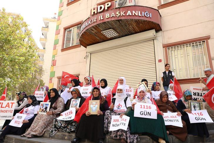 Evladını terörün pençesinden kurtarmak isteyen 5 aile daha oturma eylemine katıldı G1