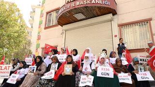 Evladını terörün pençesinden kurtarmak isteyen 5 aile daha oturma eylemine katıldı