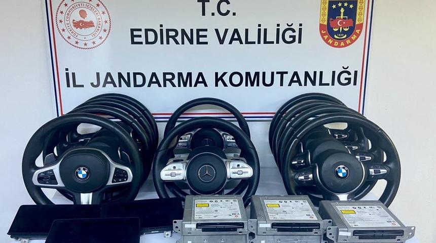 Edirne'de yurda kaçak sokulmak istenen 11 lüks araç direksiyonu ve otomobil parçaları ele geçirildi