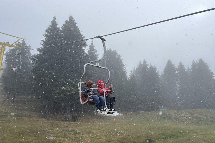 Uludağ'da mevsimin ilk kar yağışı etkili oluyor G2