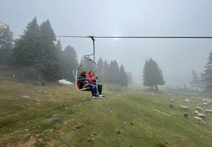 Uludağ'da mevsimin ilk kar yağışı etkili oluyor G3