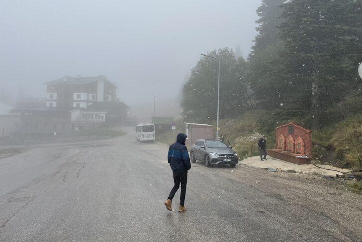 Uludağ'da mevsimin ilk kar yağışı etkili oluyor G5