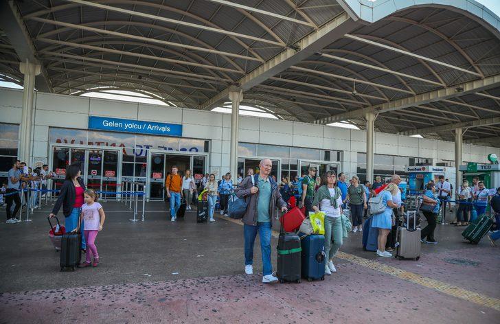 Ruslar ülkelerinden kaçıyor! Antalya için satılan son biletin fiyatı dudak uçuklattı G2