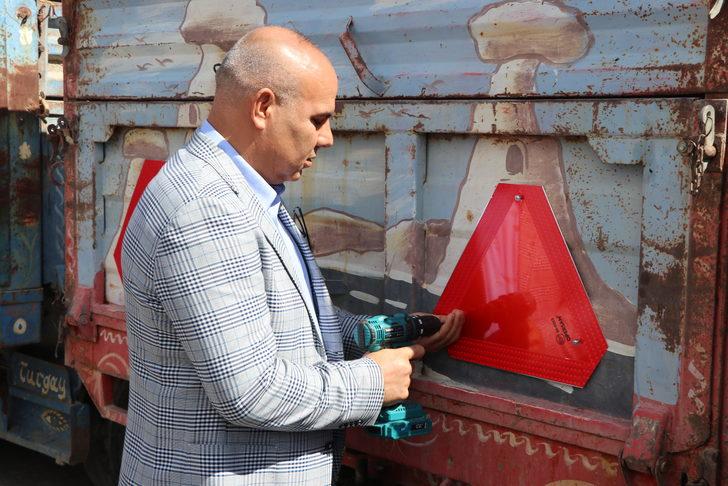 Niğde'de çiftçilere traktörlerine takmaları için reflektör dağıtıldı G1