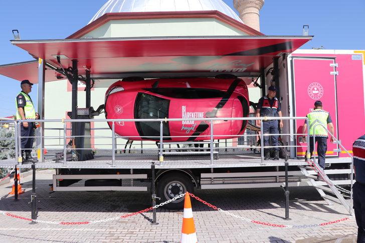 Niğde'de çiftçilere traktörlerine takmaları için reflektör dağıtıldı G2