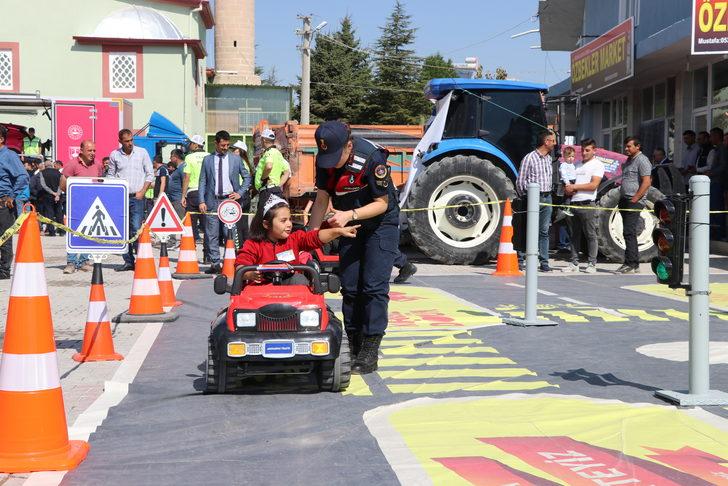 Niğde'de çiftçilere traktörlerine takmaları için reflektör dağıtıldı G3