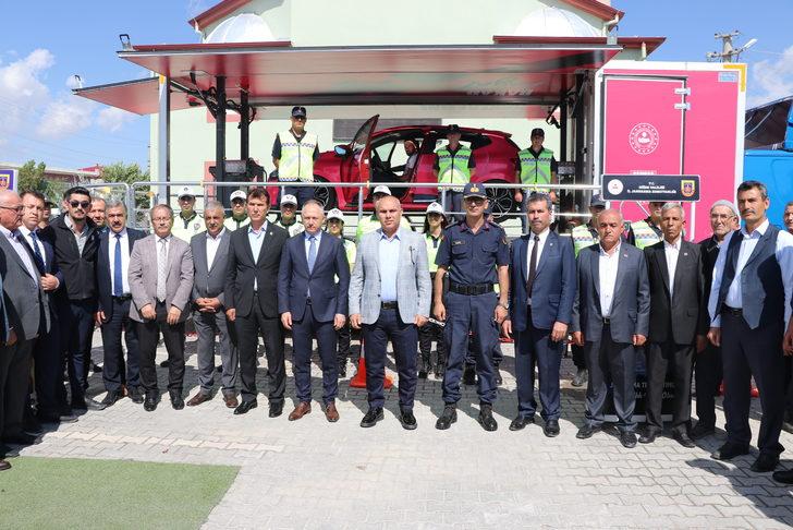 Niğde'de çiftçilere traktörlerine takmaları için reflektör dağıtıldı G4