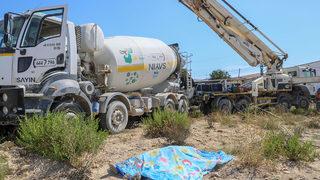 Daha cenazesi yerden kaldırılmamıştı! Önce beton harcını almaya geldiler... Kahreden görüntü