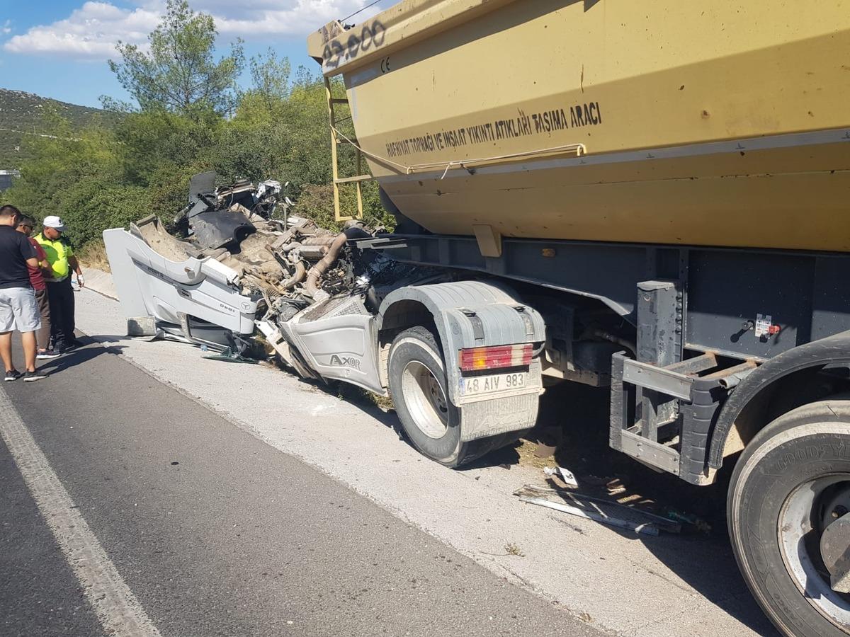 Muğla'da tırla &ccedil;arpışan kamyonetin s&uuml;r&uuml;c&uuml;s&uuml; hayatını kaybetti