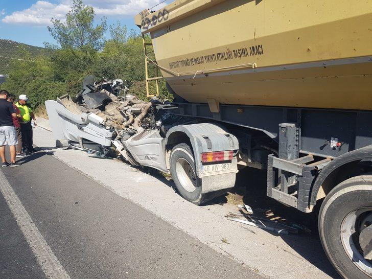 Muğla'da tırla çarpışan kamyonetin sürücüsü hayatını kaybetti G1