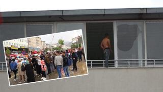 Camları kırdı, 9. kattan kendini aşağıya sarkıttı! Polis 5 defa dağıtsa da... Yağmurun altında yüzlerce kişi dehşeti böyle izledi
