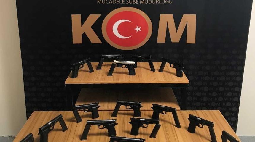 Rize'de otomobile gizlenen 15 ruhsatsız tabanca ele geçirildi