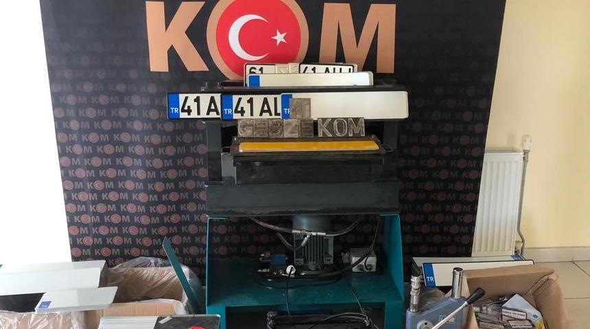 Kocaeli'de sahte plaka operasyonunda 2 şüpheli gözaltına alındı