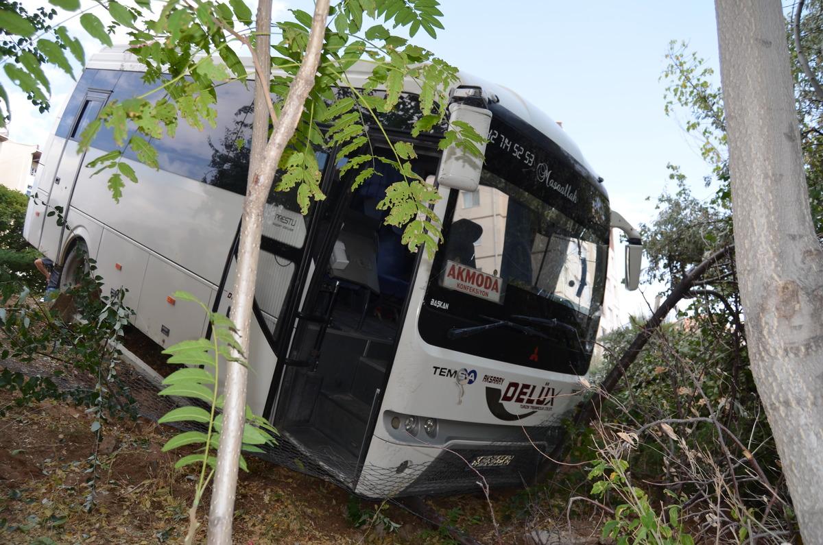 Aksaray'da devrilen &ouml;ğrenci servisinin s&uuml;r&uuml;c&uuml;s&uuml; &ouml;ld&uuml;