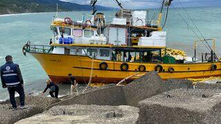Kastamonu'da balıkçı teknesi karaya oturdu