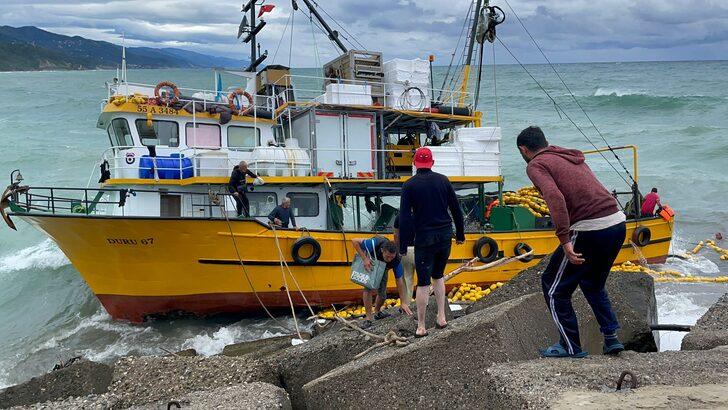 Kastamonu'da balıkçı teknesi karaya oturdu G3