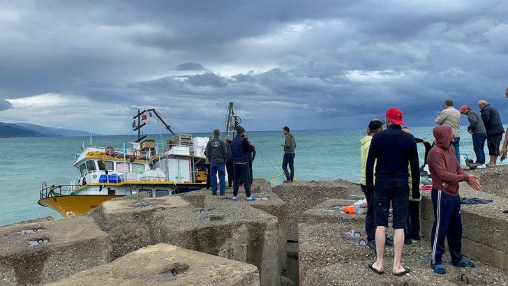 Kastamonu'da balıkçı teknesi karaya oturdu G4