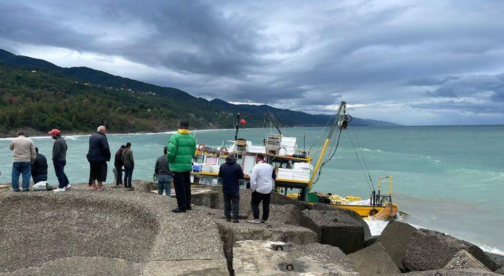 Kastamonu'da balıkçı teknesi karaya oturdu G5