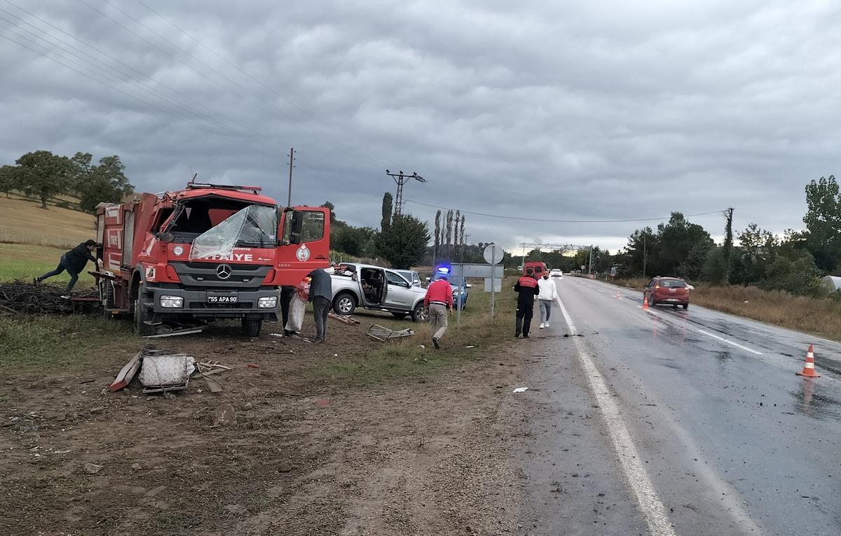 Samsun'da itfaiye aracı şarampole devrildi, 2 itfaiye eri yaralandı