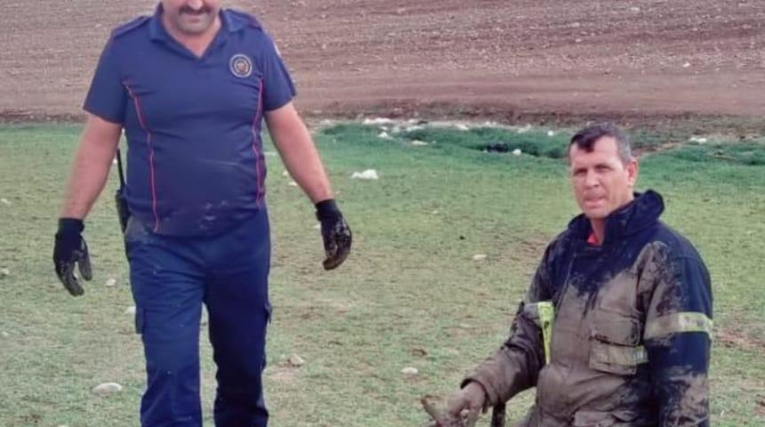 Kahramanmaraş'ta bataklığa saplanan keçi yavrusunu itfaiye kurtardı